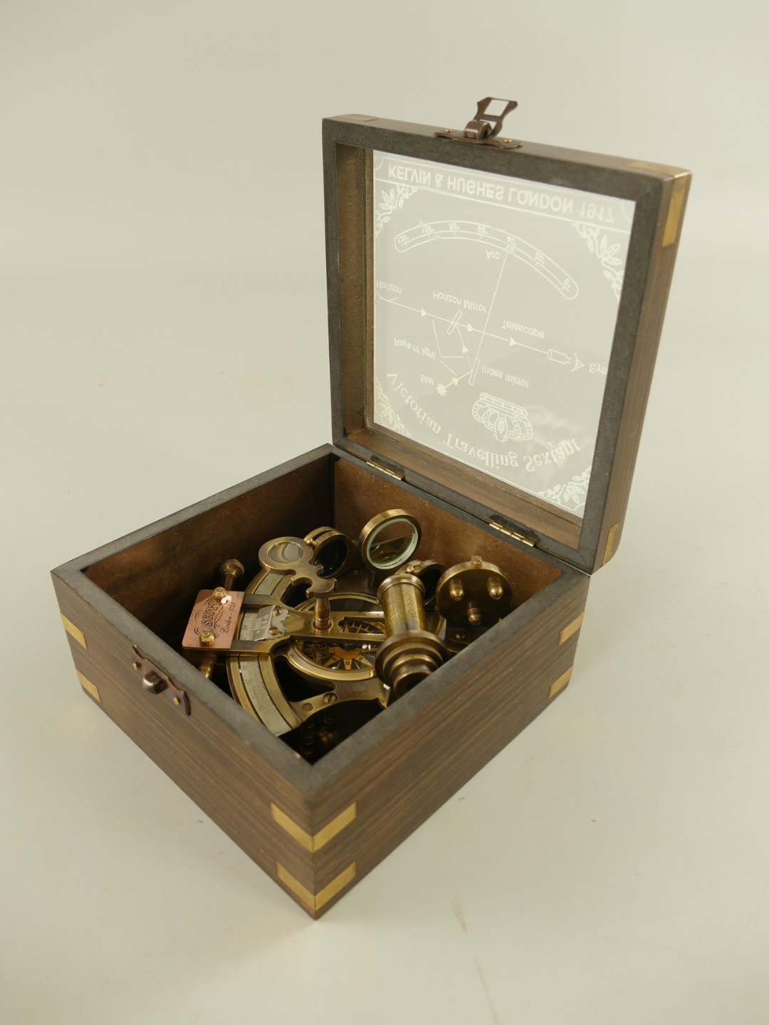 #Sextant Messing brün. mit Holzbox schwarz H.7cm