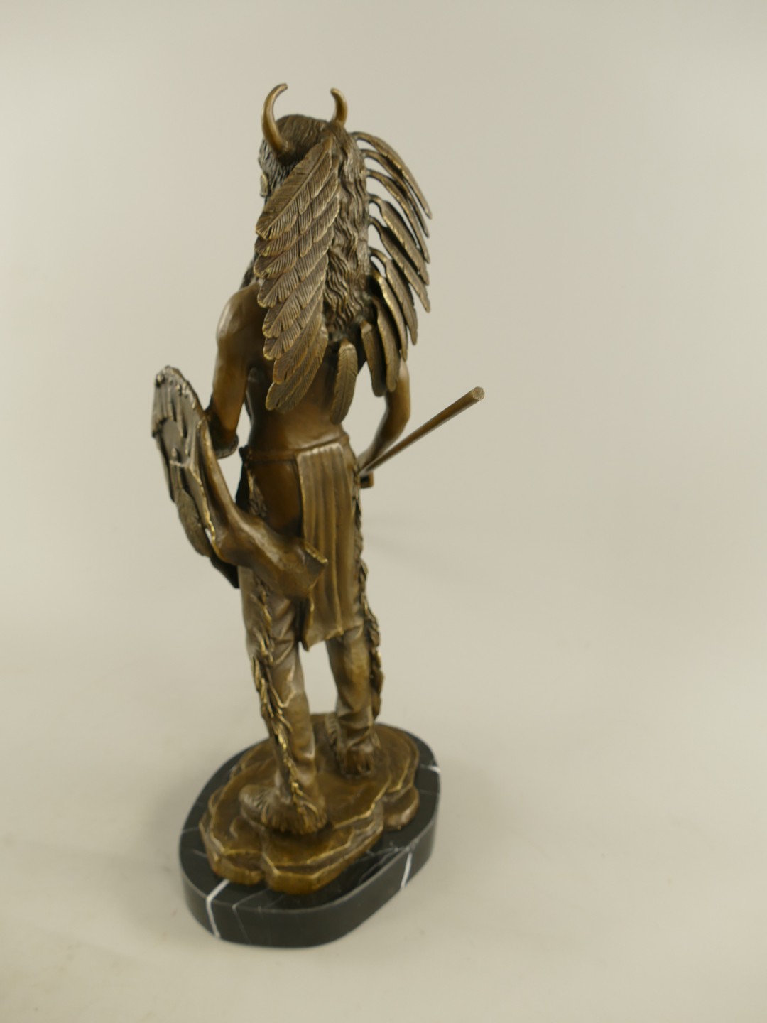 Figur Bronze Indianer mit Schild und Speer H.50cm