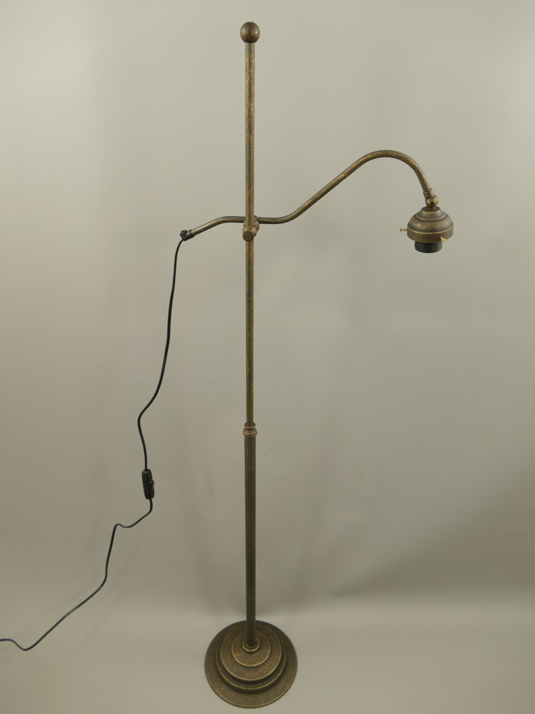 *A? Stehlampe Messing brüniert ohne Schirm H.125cm