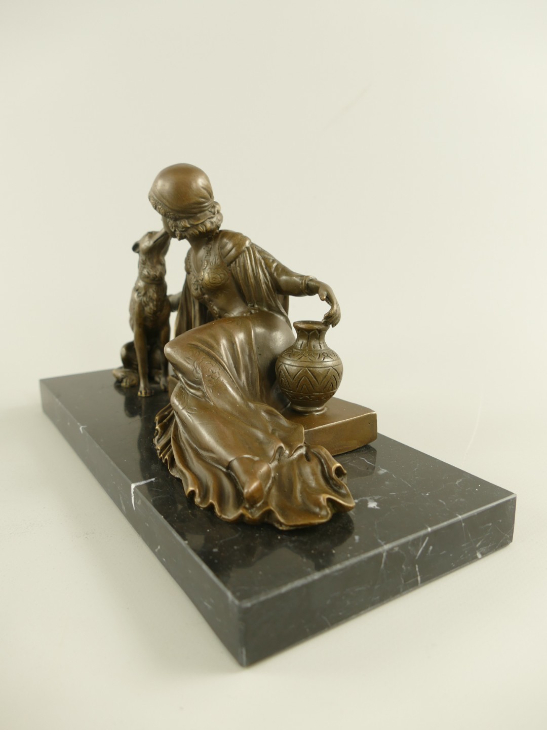 Figur Bronze Frau mit Hund L.27x15x12cm