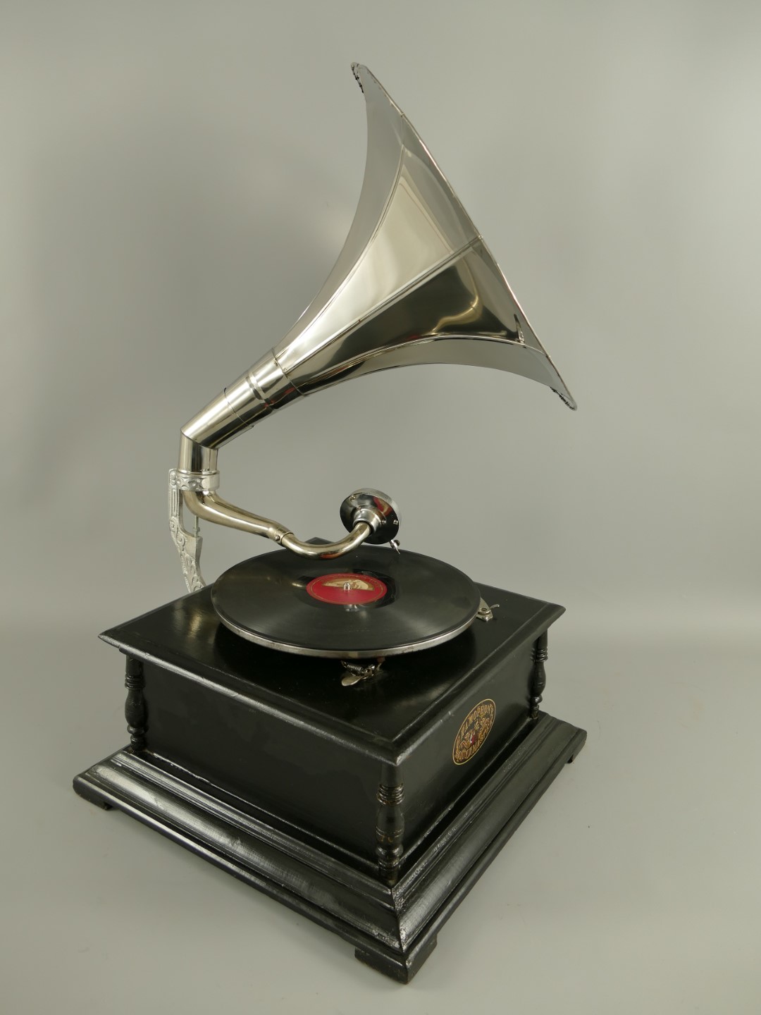 Grammophon Holz/vernickelt viereckig (Deko) H.66cm