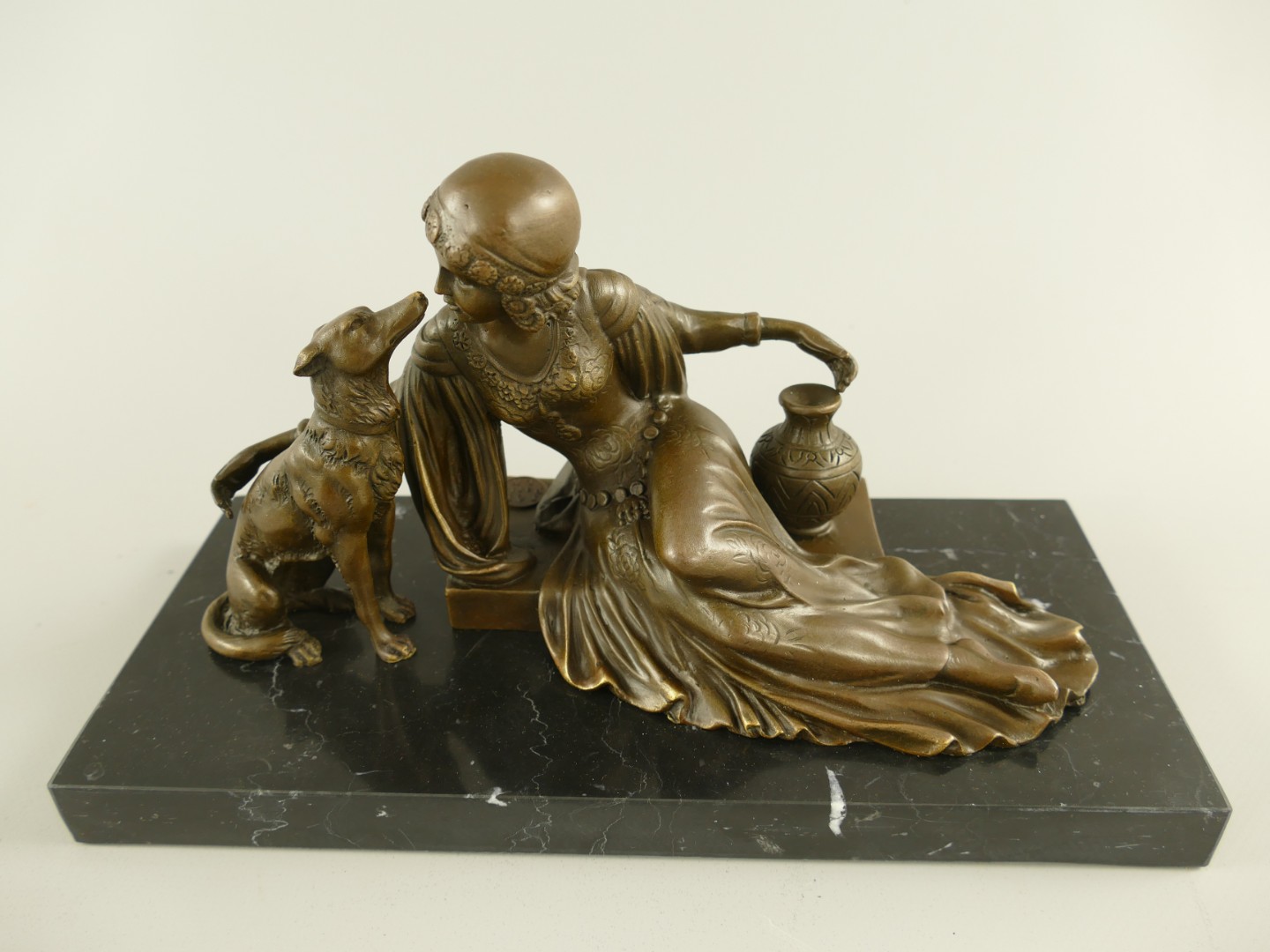Figur Bronze Frau mit Hund L.27x15x12cm
