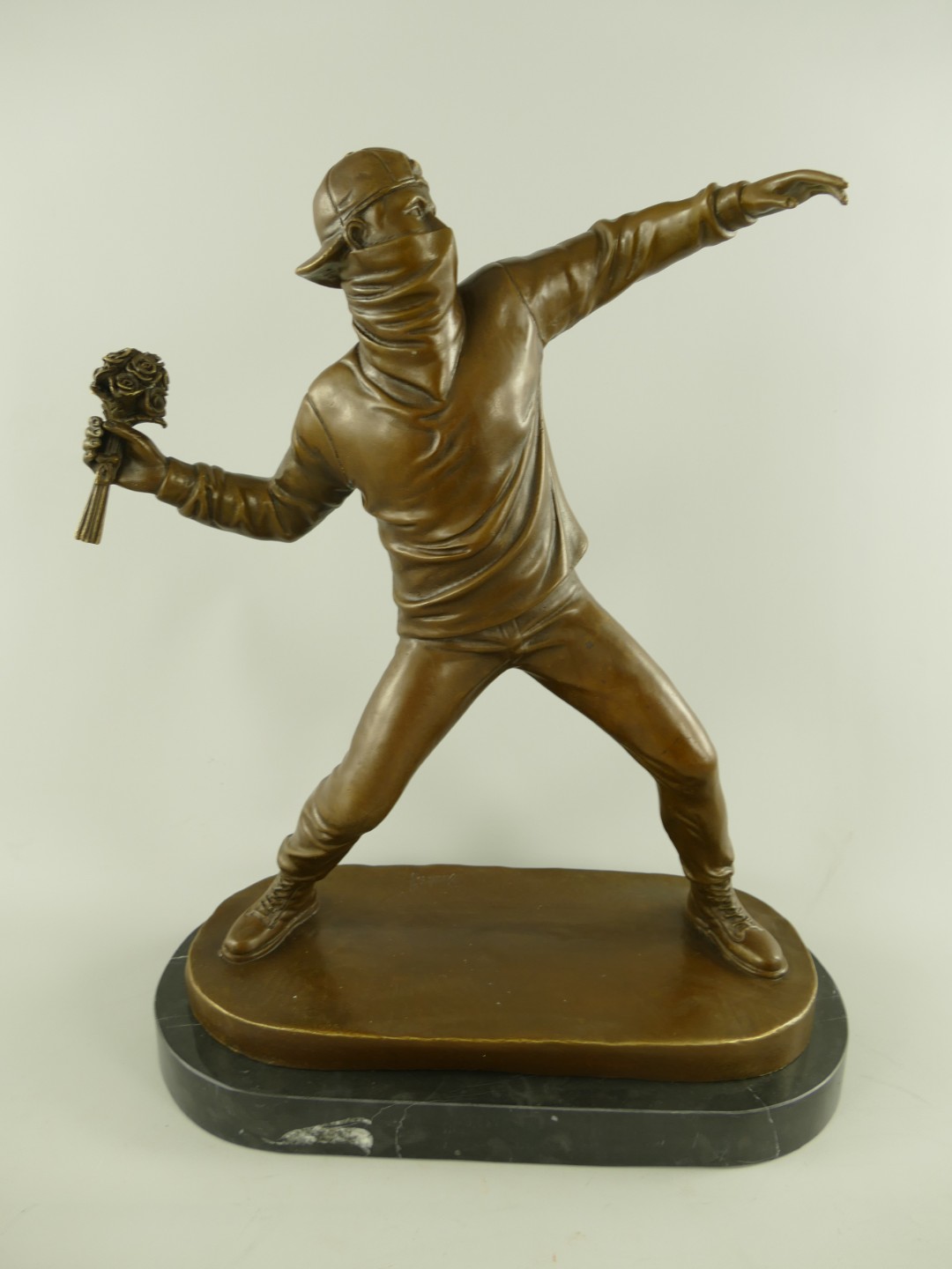 Figur Bronze Banksy Blumenwerfer H.56x45cm