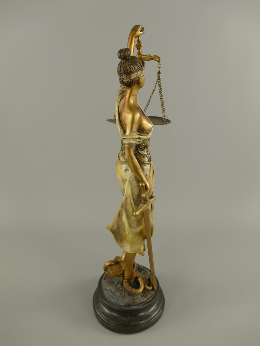 Justitia Polystein rustikal farbig H.53x18cm