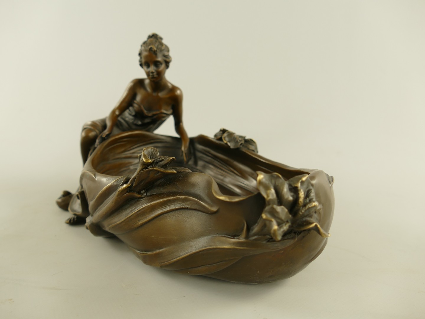 Bronze schale Frau L.32x18x18cm