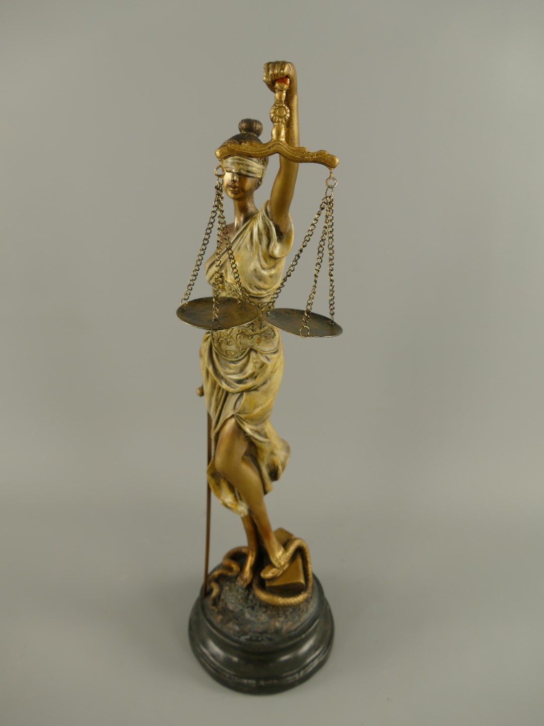 Justitia Polystein rustikal farbig H.53x18cm