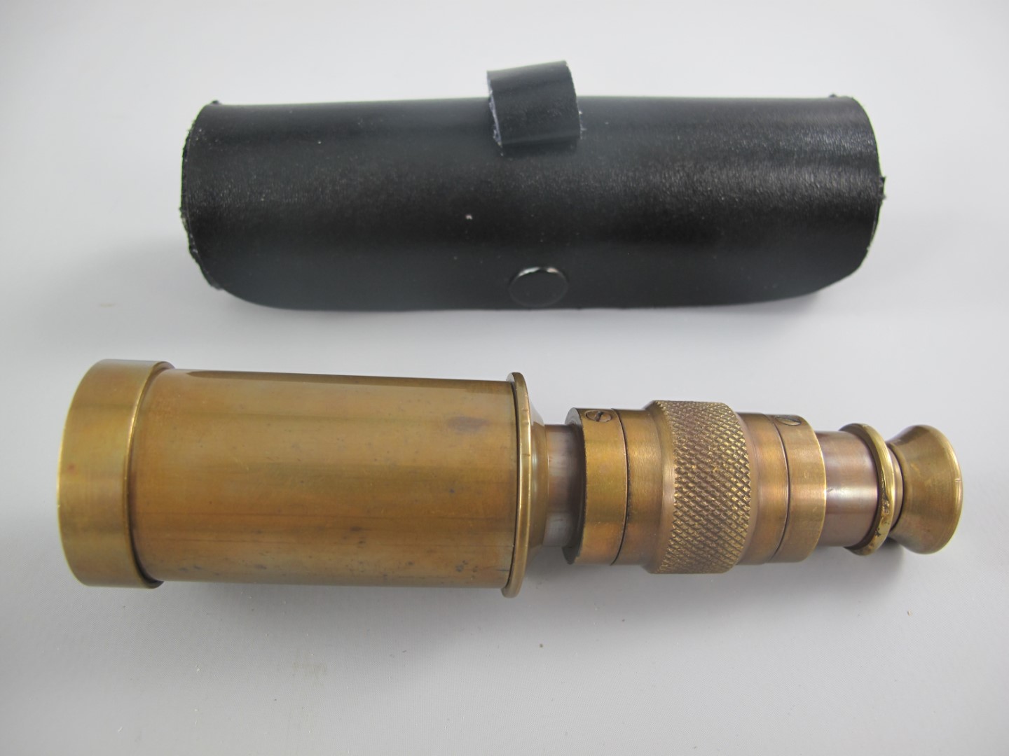 *ANG./SEPT. Fernrohr Messing brün. Lederbox L.15cm