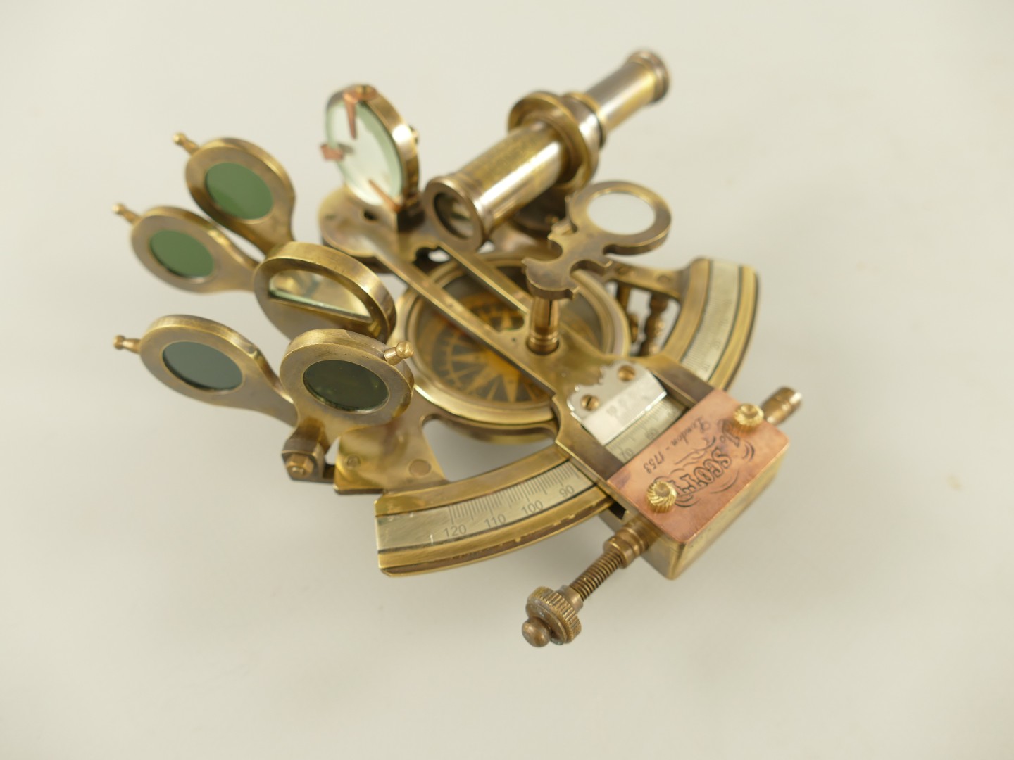 #Sextant Messing brün. mit Holzbox schwarz H.7cm