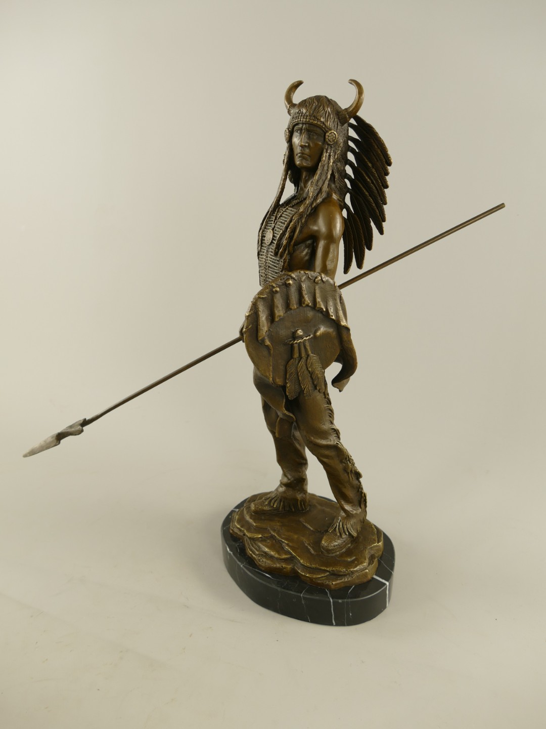 Figur Bronze Indianer mit Schild und Speer H.50cm