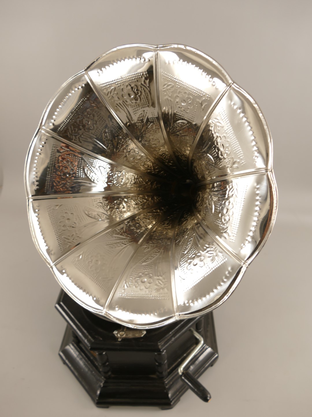 Grammophon Holz/vernick(bearb.)achteck.(Deko) H.66