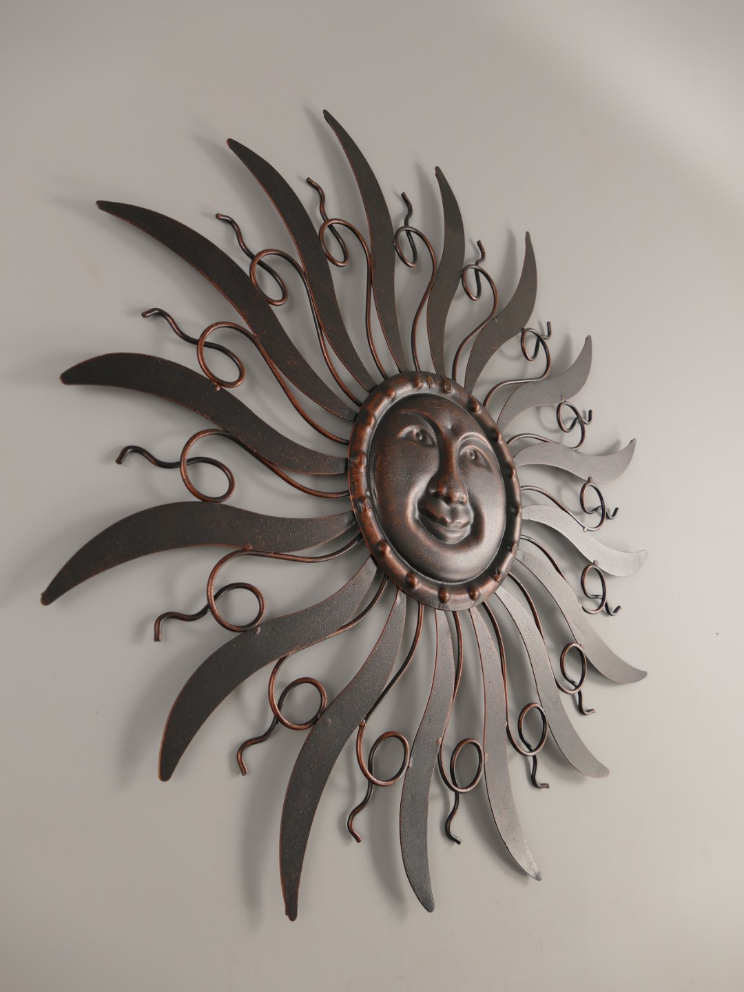 Wandornament SONNE Eisen Kupfer ant. Braun D.53cm