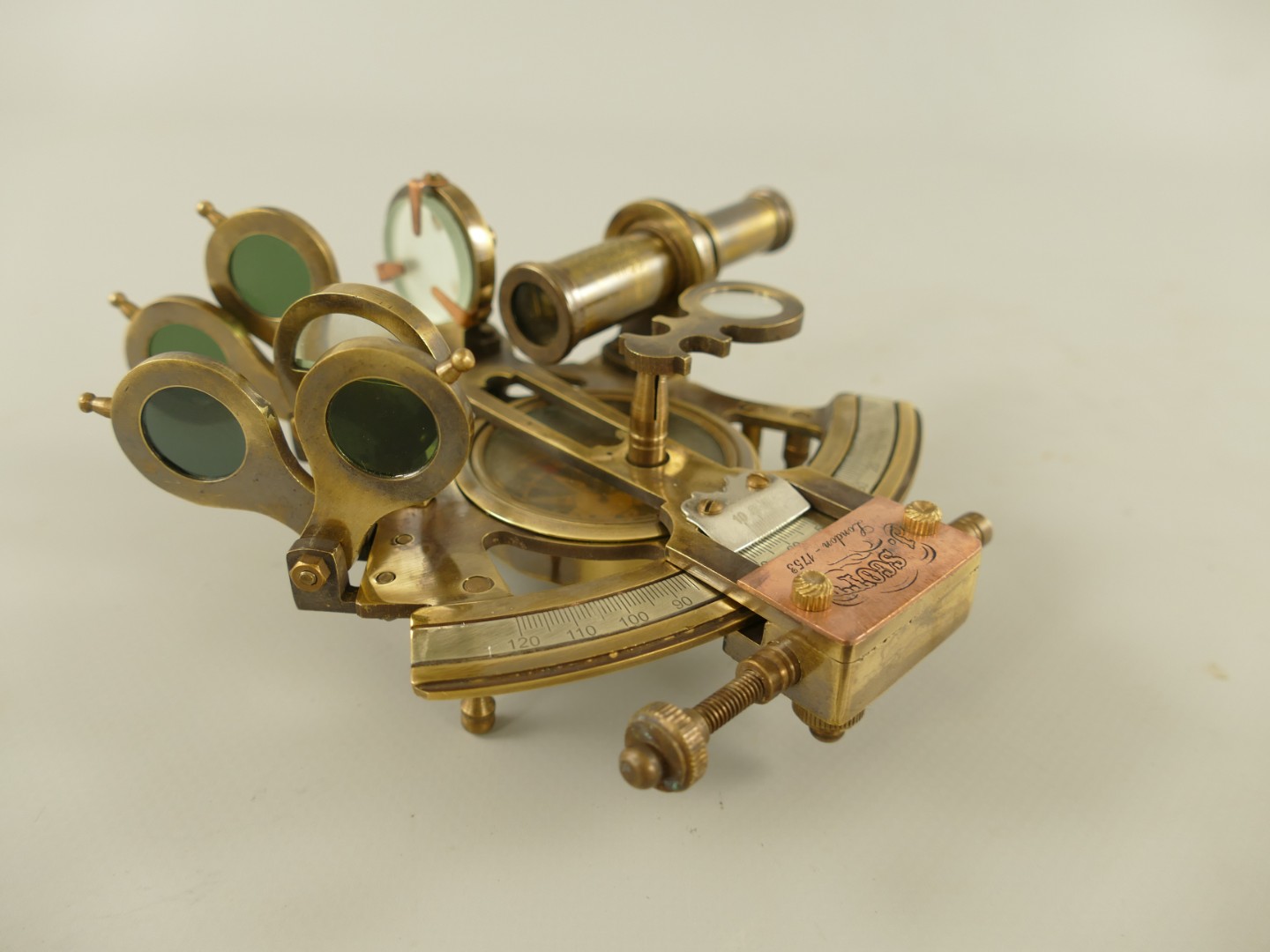 #Sextant Messing brün. mit Holzbox schwarz H.7cm
