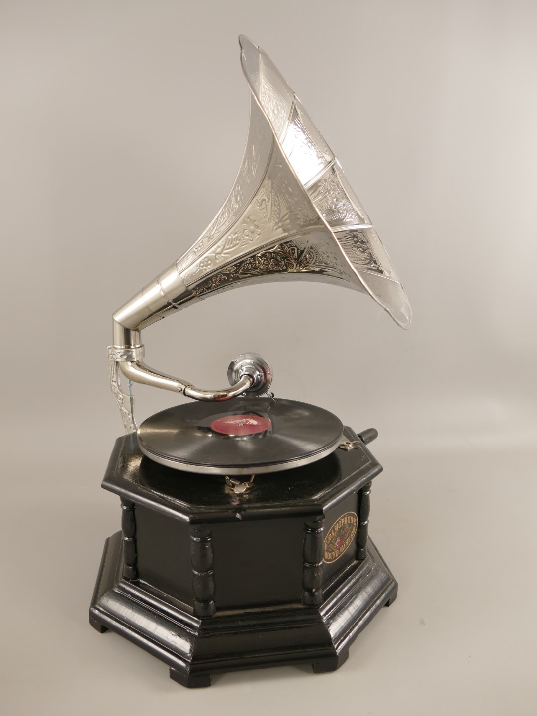 Grammophon Holz/vernick(bearb.)achteck.(Deko) H.66