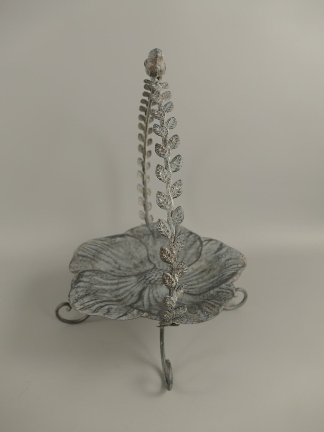 *ANG./SEPT. Vogeltränke Eisen grau H.36cm