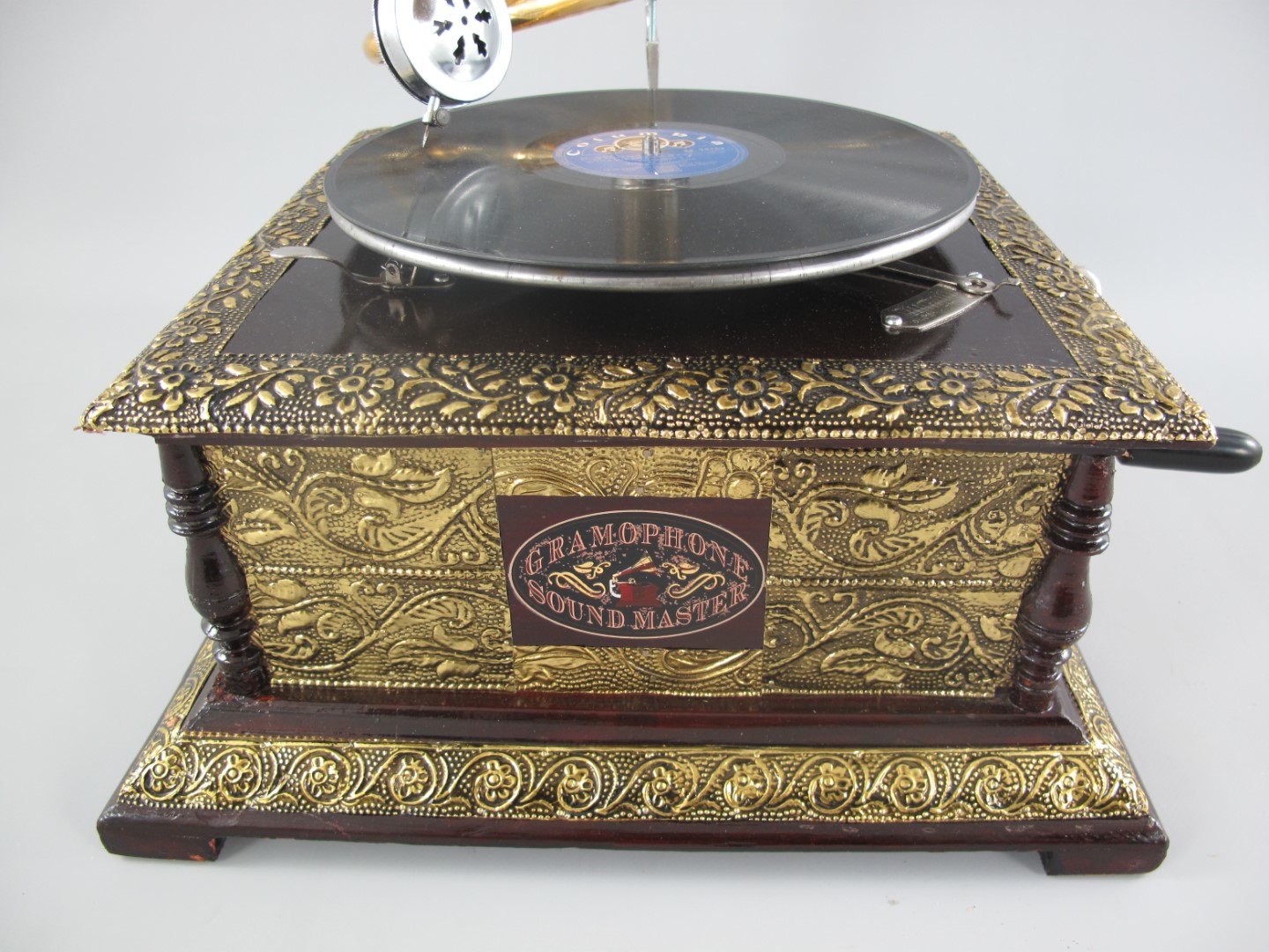 Grammophon GRAVUUR Mes./Holz viereck.(Deko) H.66cm