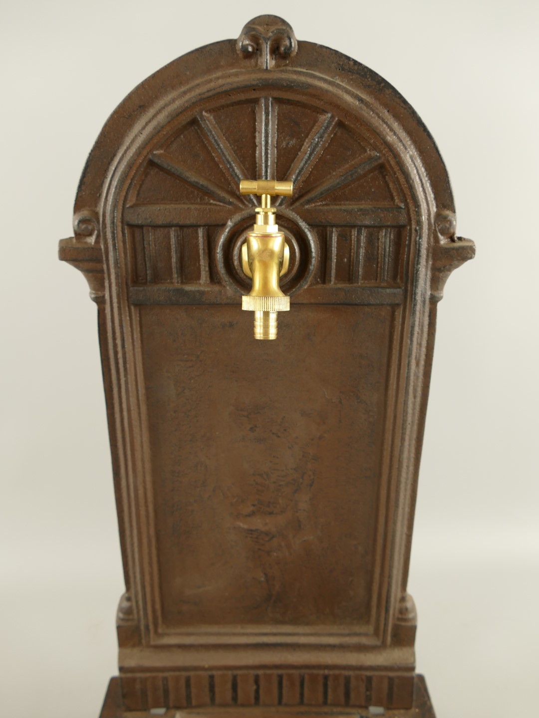 Stehbrunnen Gußeisen rustikal braun H.65cm
